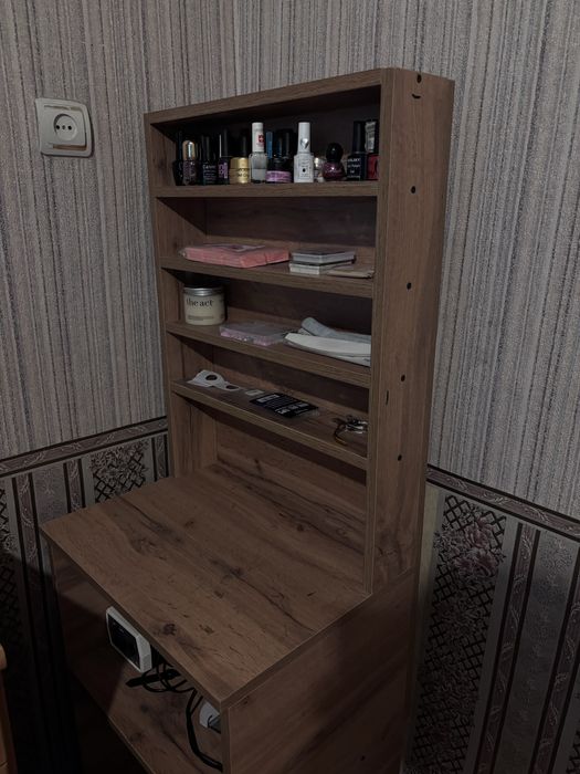 Маникюрный стол и стелаж для лаков