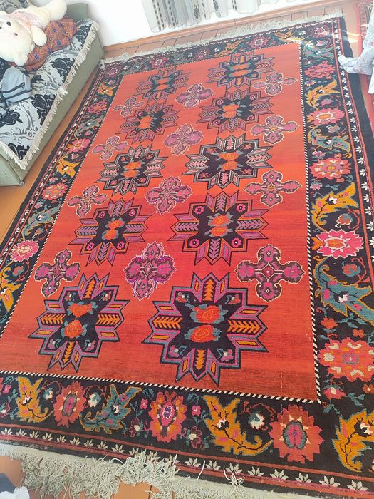 Қол кілем сатылады