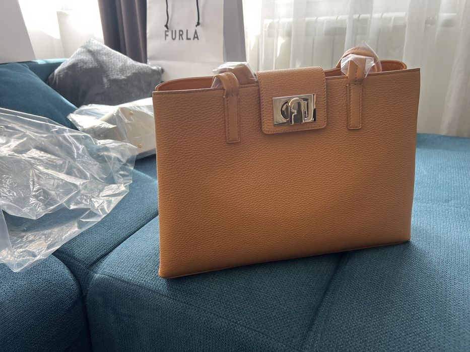 Furla 1927 L tote 100%ориг.С етикети,торбичка, 100% ест, кожа.36см