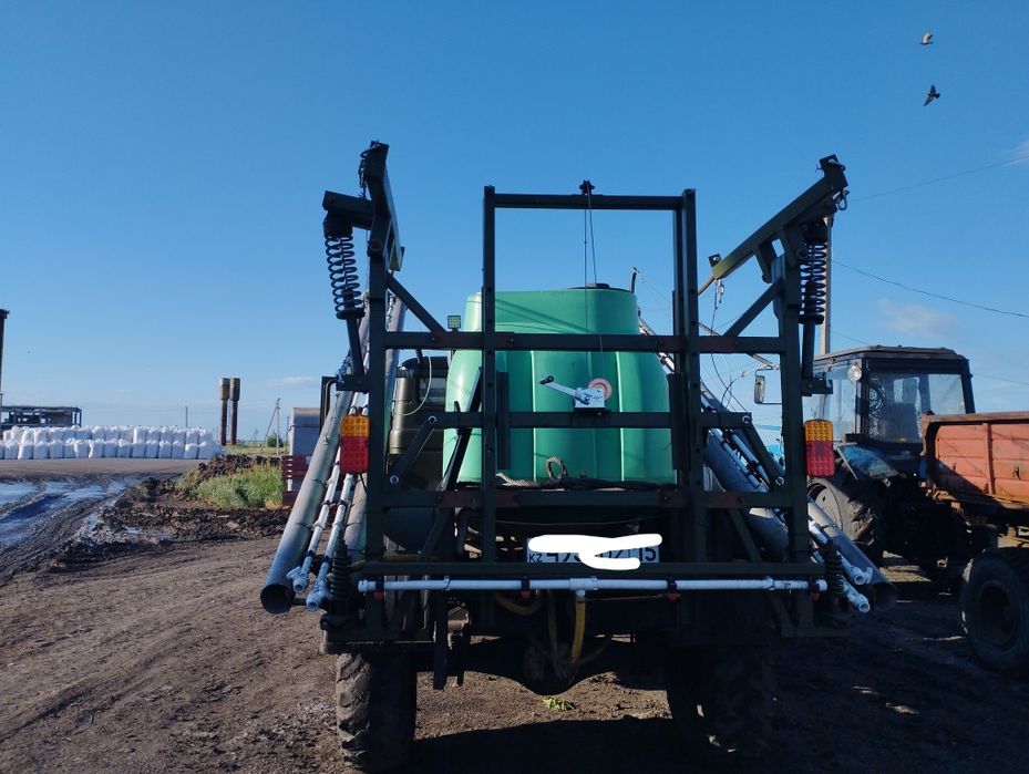 Продам самоходный опрыскиватель