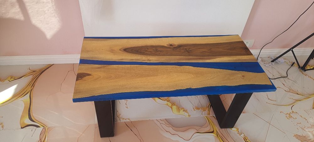 Masa cafea lemn de nuc si rasina epoxidica