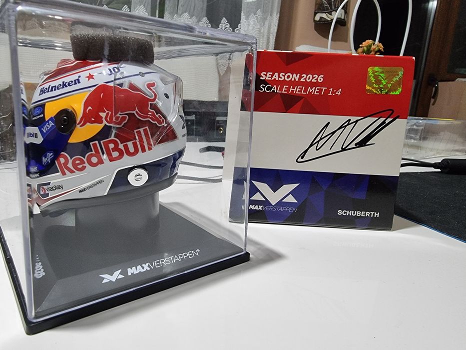 Max Verstappen seaaon helmet 1:4 schuberth