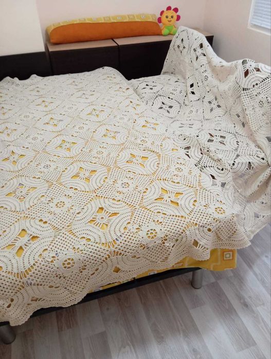 Плетени на една кука покривки за маса и кувертюри с указани размери.