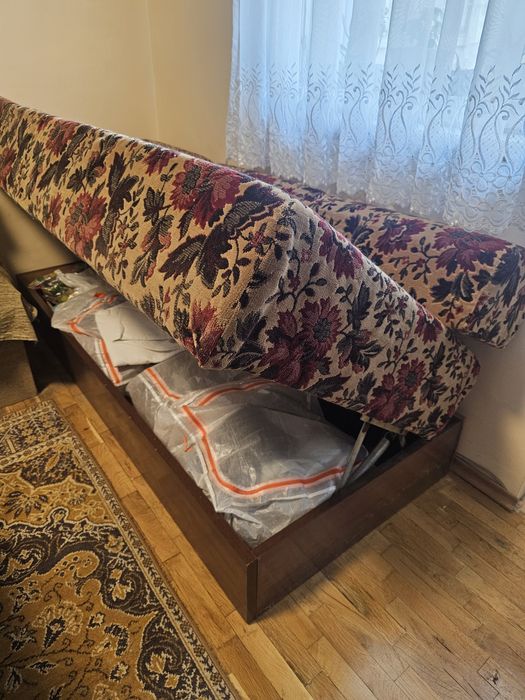 Диван с място за съхранение