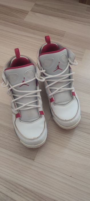 Vând adidași Jordan