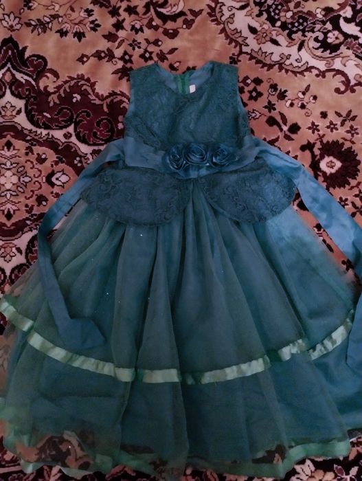Продам платье на девочку р 128 на 6-8 лет