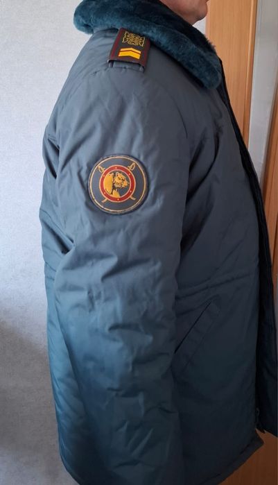 Продам бушлат новый , с погонами .