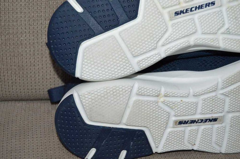 Adidasi Skechers fara siret 45