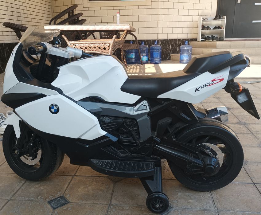 Продается детский электромотоцикл. В подарок самокат и велосипед