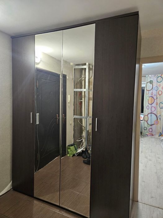 Шкаф с зеркалом.