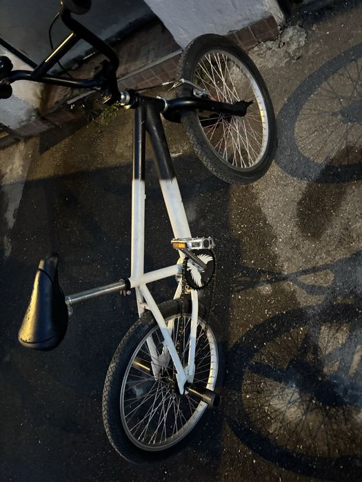 Vând BMX in 2 culori