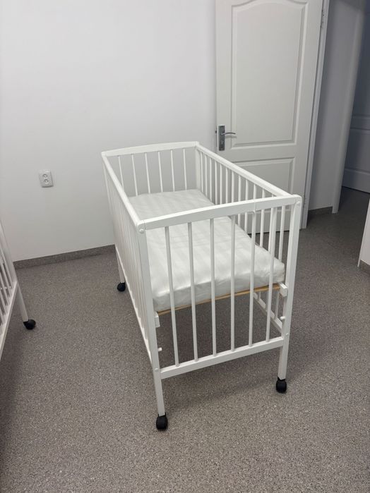 Детские кроватки с колесика.