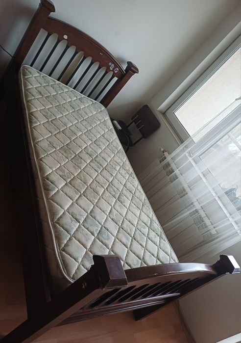 Легло с матрак, дървена рамка