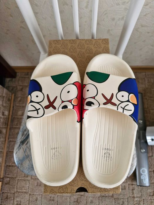 Шлепанцы с оргинальным рисунком новые.