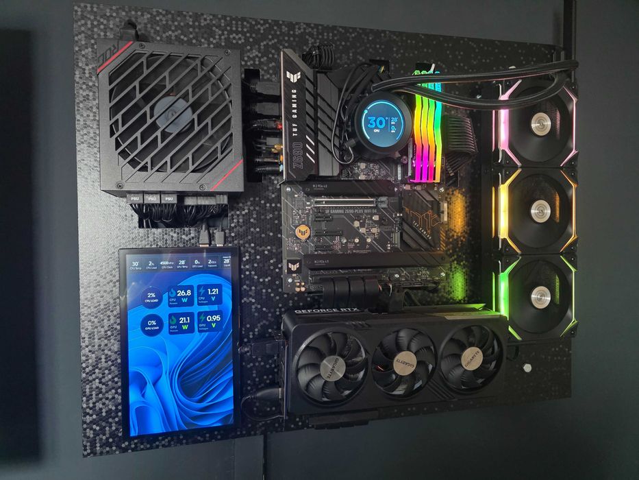 PC Gaming Wall Build Custom RTX 4070 SUPER / i5 12600KF / NZXT Kraken / Lian Li / Display + Wireless Power