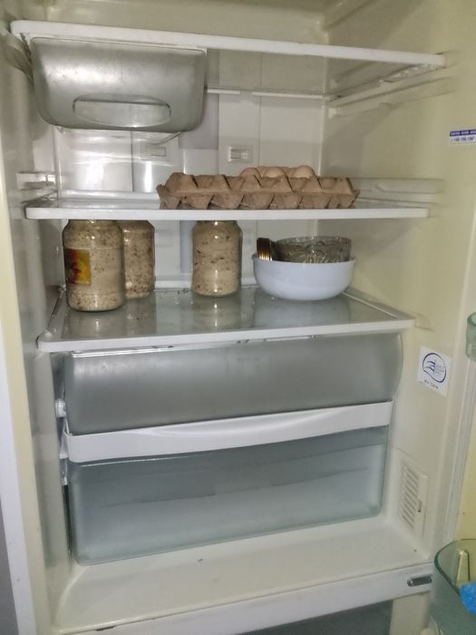 Muzlatgich xaladilnik sotiladi zuri arginali kattasi  buyi 2metr