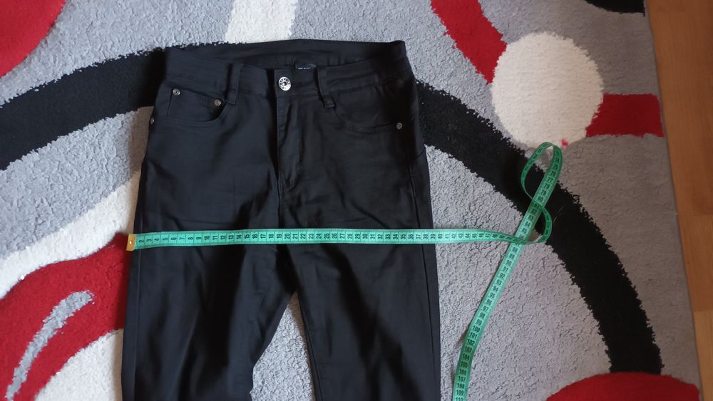 Vand pantaloni negri