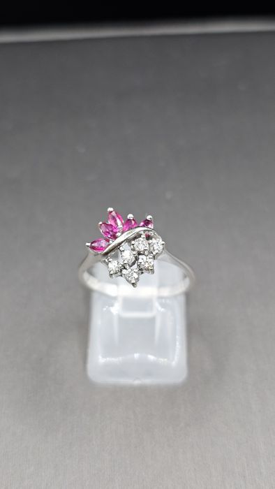 Винтидж пръстен 14K (585) бяло злато с естествени рубини и диаманти | 17мм