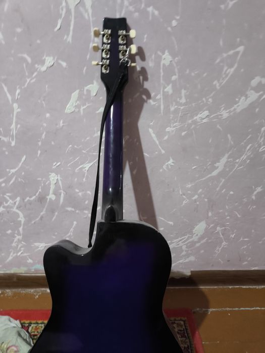 Gitara srochni sotiladi