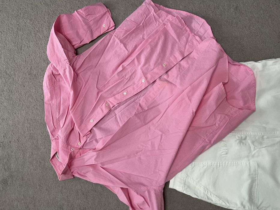 Джинсовая юбка и розовая рубашка