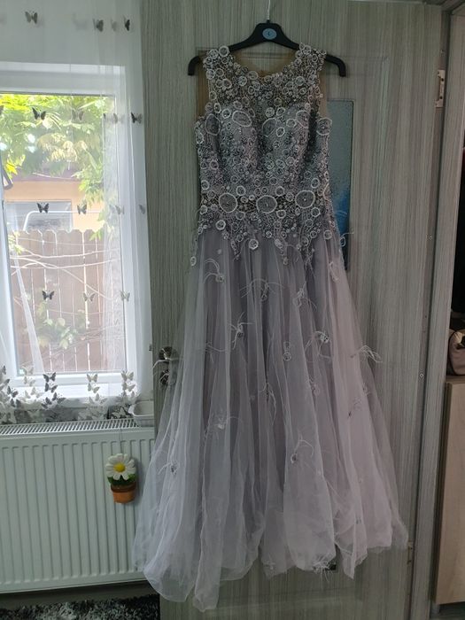 Rochii de ocazie- unele noi, altele purtate o singura dată