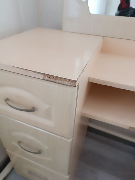 Продам туалетный комод с зеркалом