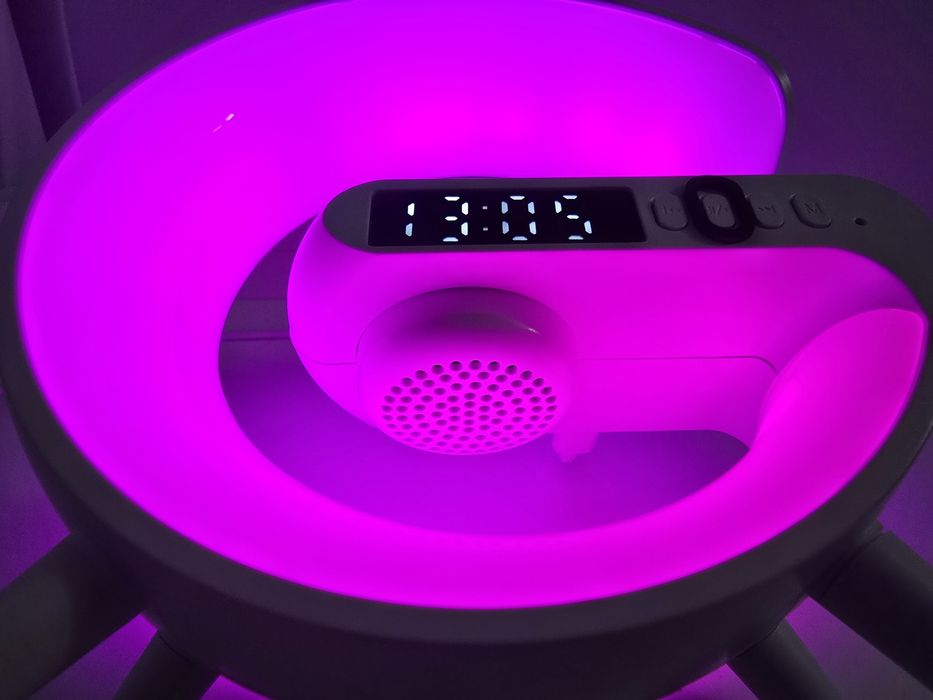 Vand Boxa ambientala cu lumina smart si incarcator wireless