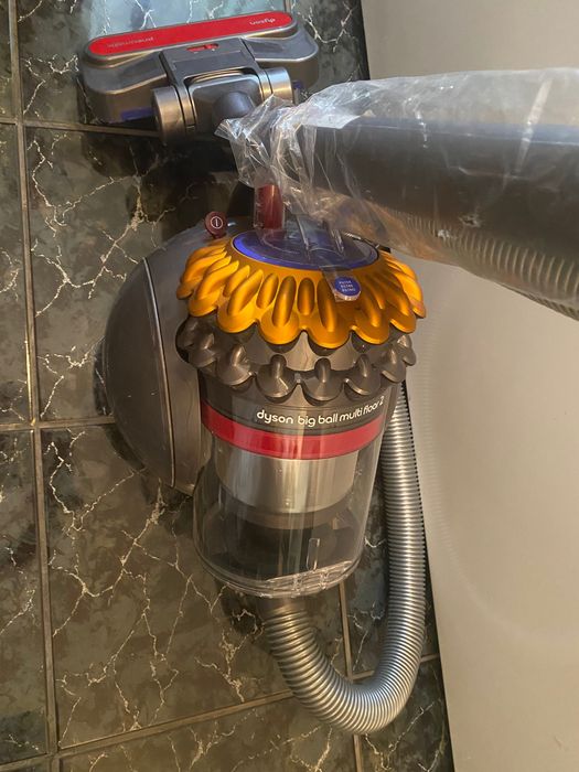 Aspirator vertical fara sac Dyson