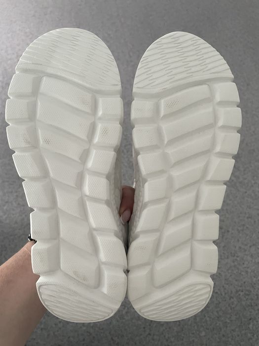 Продам новые кроссовки