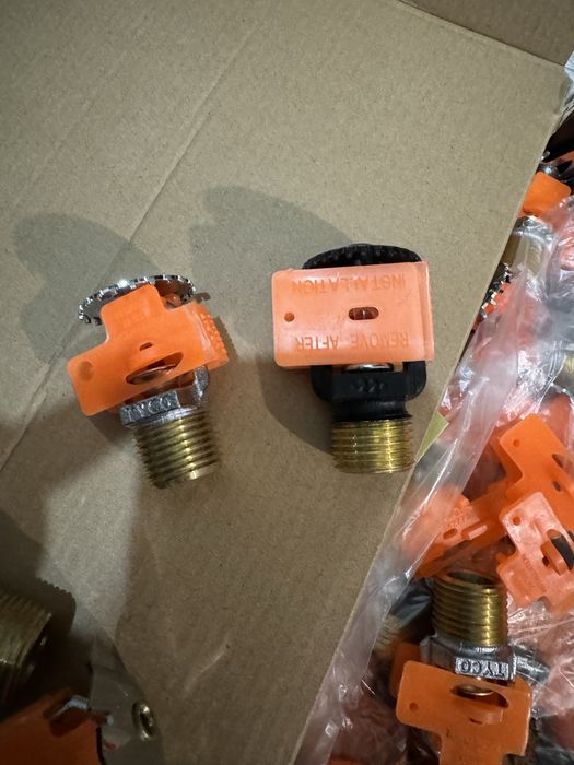 Sprinklere diferite modele. TYCO De colț sau normale, noi.