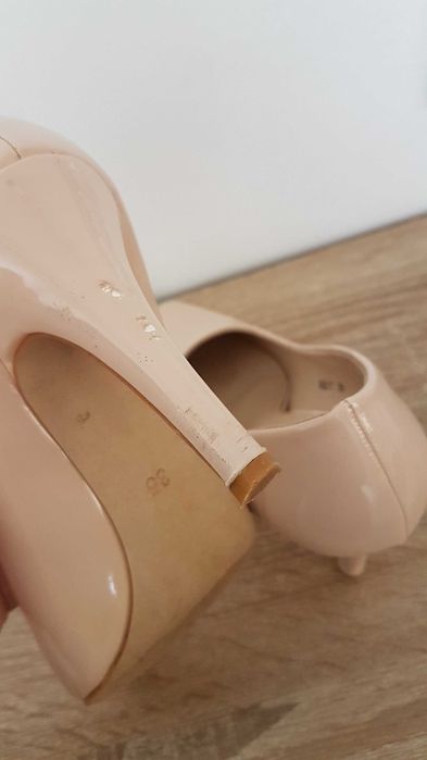 Pantofi crem, lac, marimea 35, toc 9.5cm