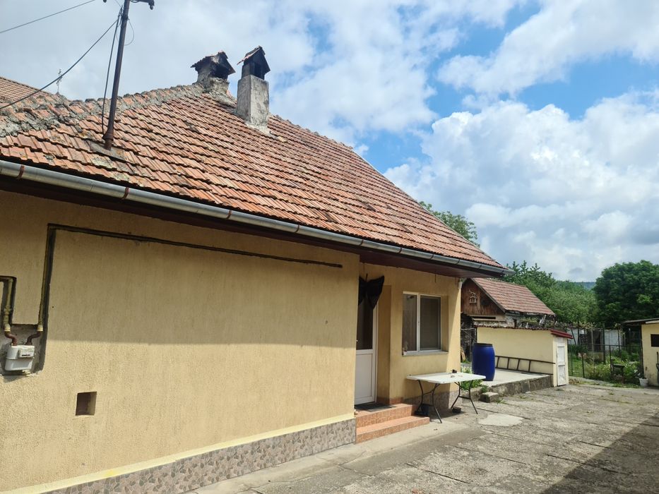 Proprietar vând casă cu teren 900 mp în Râșnov – zonă liniștită – ideal locuință, casă de vacanță sau investiție – 165.000 € negociabil