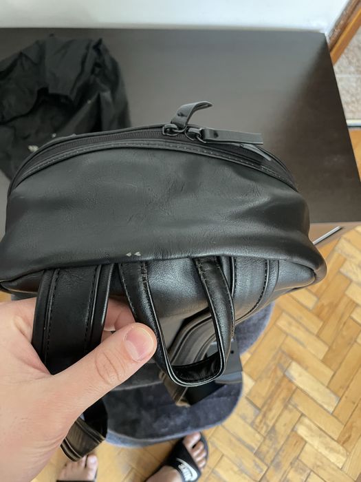 Продавам черна раница Sisley от еко кожа с неонова подплата