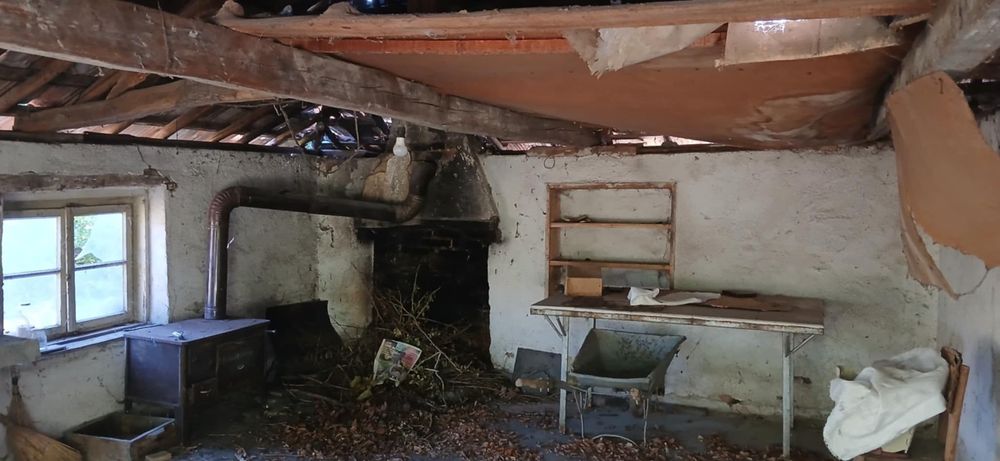 Къща с двор, гараж и лятна кухня