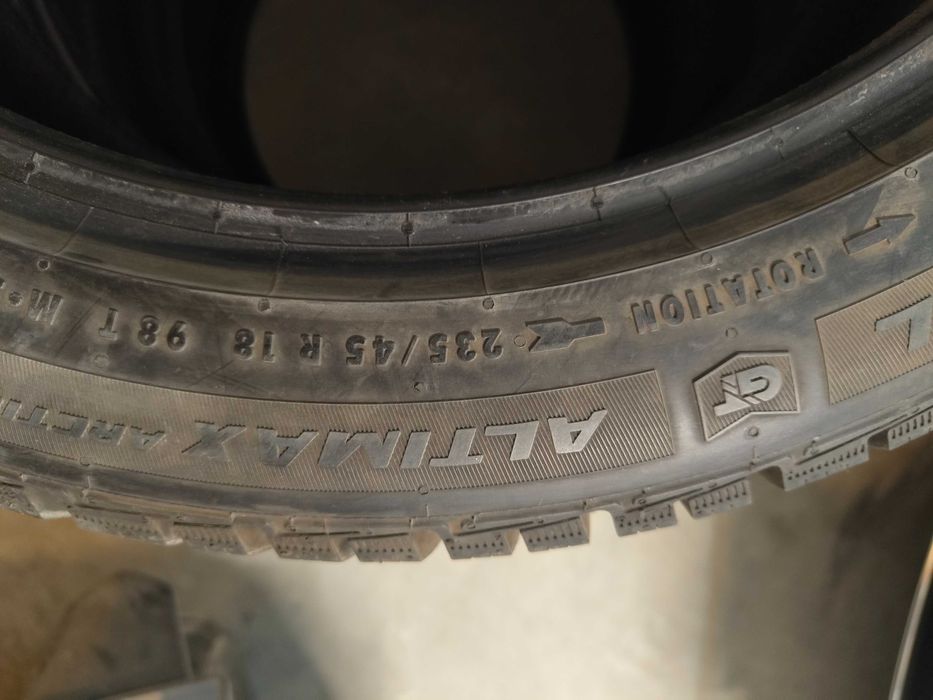 Зимна гума General 235/45/18