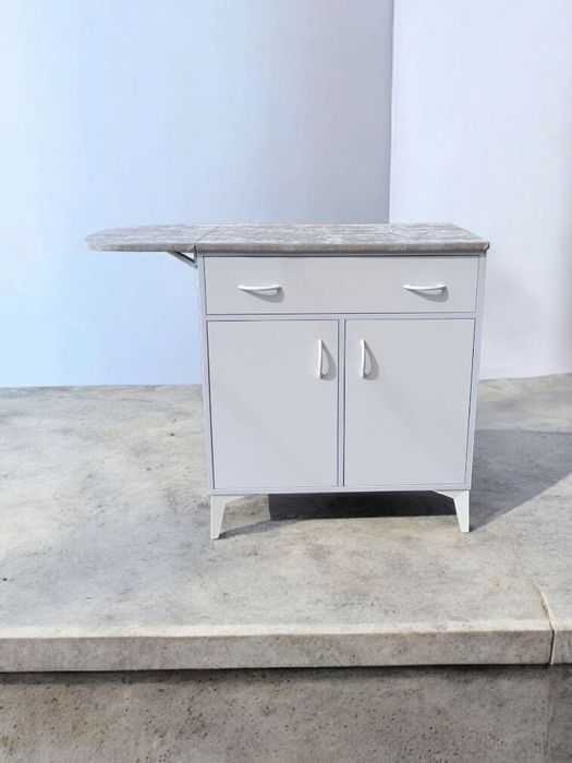 Гладильная доска+комод    Gladilnaya doska 
Качество отличное 
Бежевый