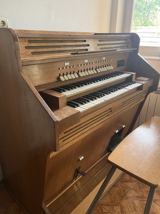 Orga cu dubla claviatura si pedalier
