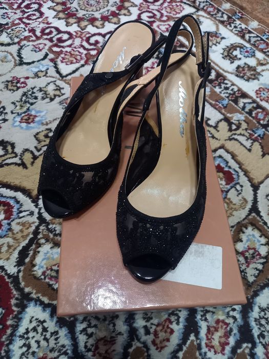 Нарядные туфли со стразами