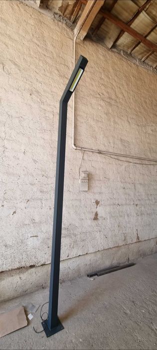 Столб освещения hi tech. Уличный фонарь