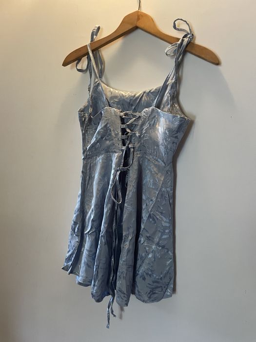 Дамска къса рокля в бебешко синьо и лъскави елементи