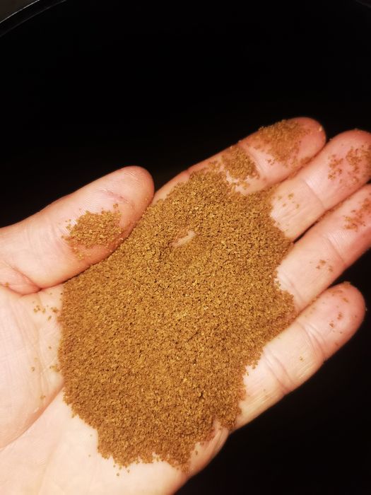 Hrana granulare cu vitamine, spirulina și pigment pesti