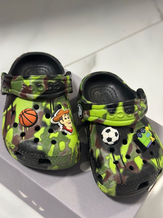 Затворени чехли Crocs