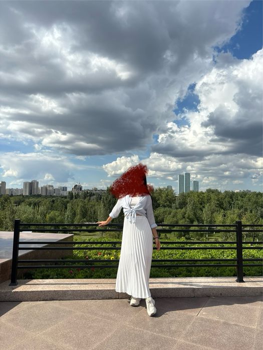 Продам белую плесированную юбку