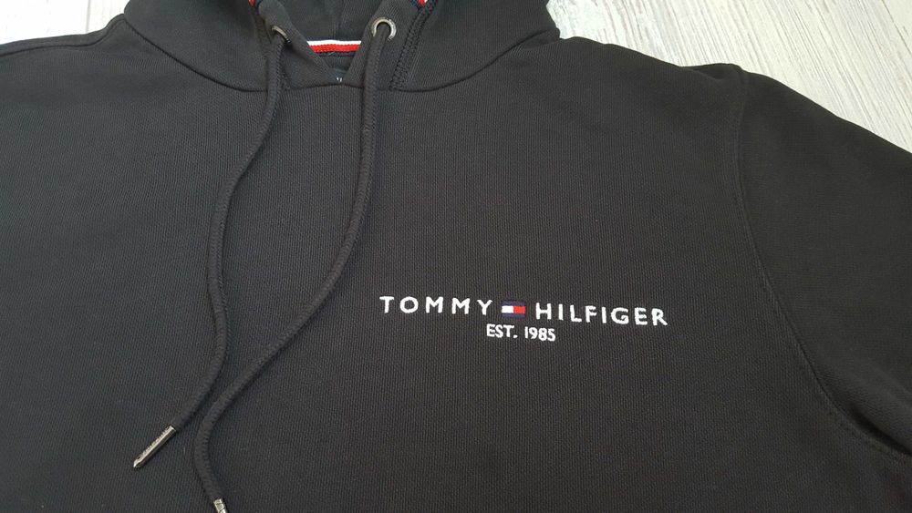 Памучен суичър Tommy Hilfiger в черно с качулка размер М