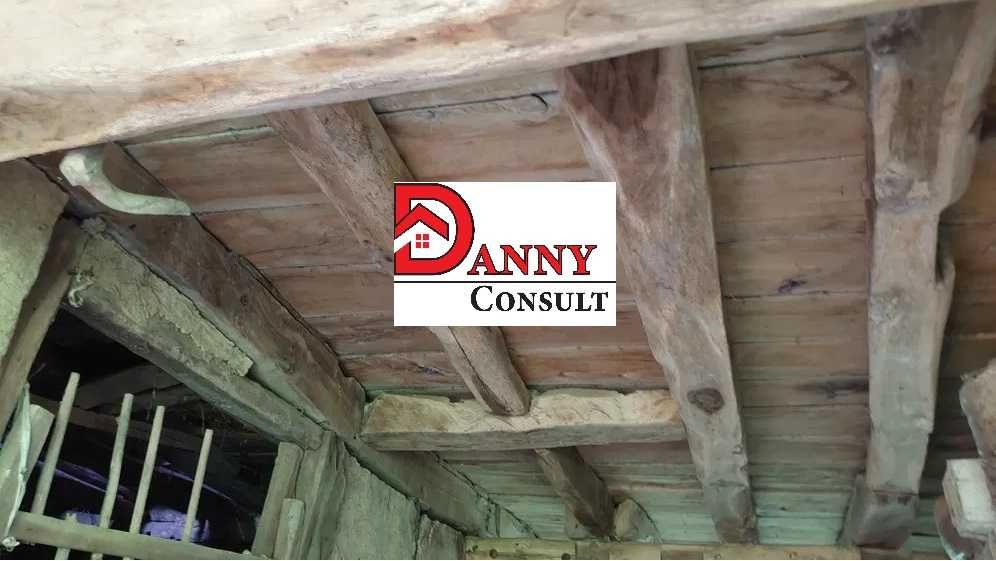 Стара къща с двор в с. Врабците