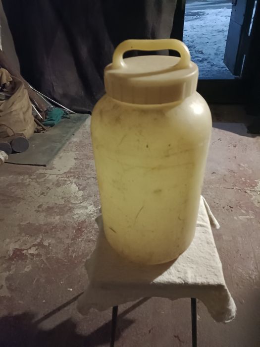 Продаю баклажки из пластмассы