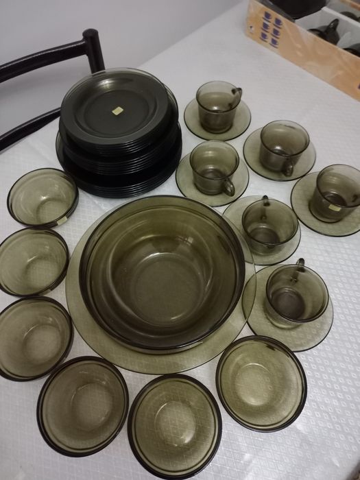 Продаю столово- чайный сервиз ARCOROC  ФРАНЦИЯ на 6 персон есть 6 чаше