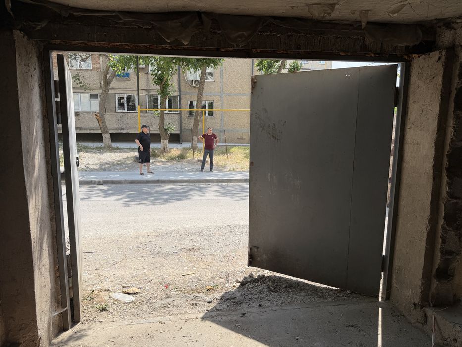 Ворота гаражей 2 комплекта бу