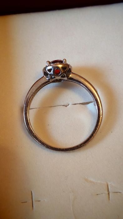 Продавам сребърни пръстени с естествен камък