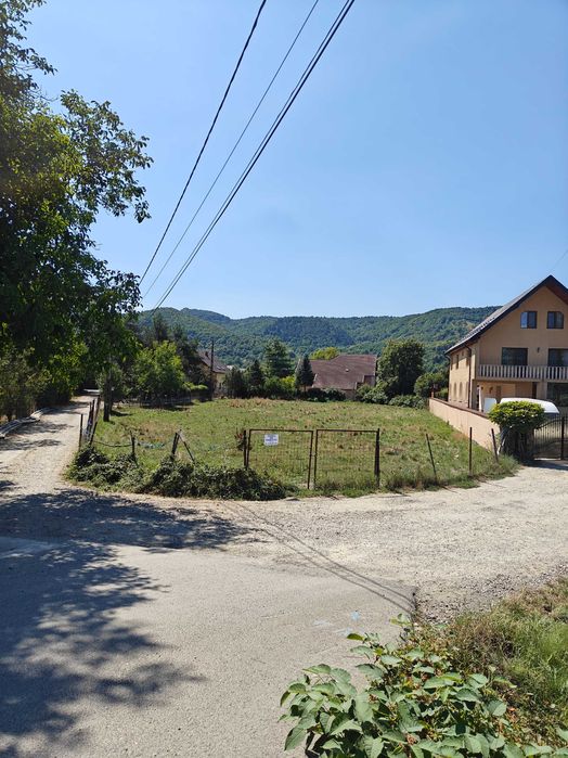 Teren intravilan. Vand teren intravilan 2300 mp, construibil , str.Avram Iancu (vis-a-vis de Siesta).